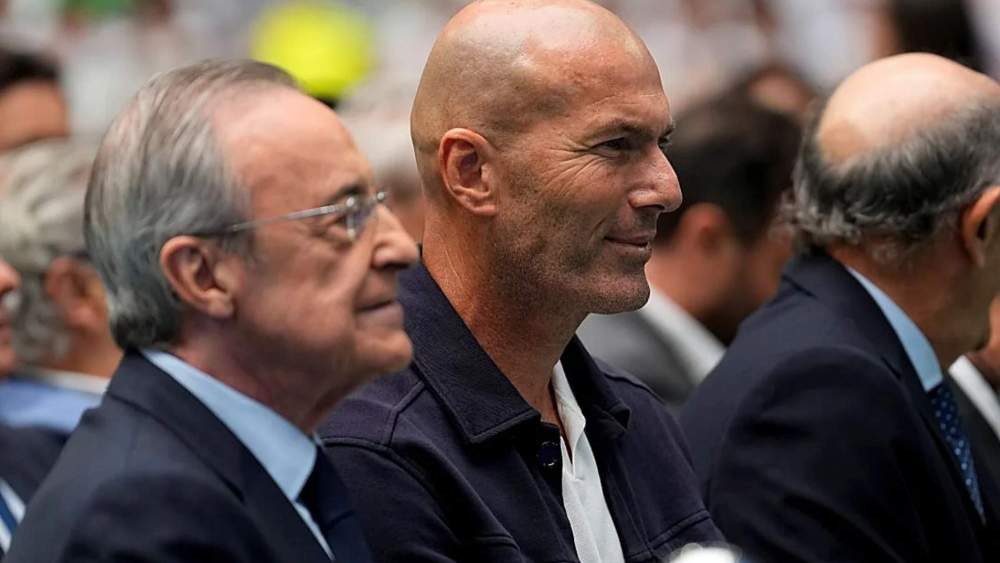 Florentino Pérez y Zinedine Zidane, durante la presentación de Kylian Mbappé en el Santiago Bernabéu en verano de 2024.