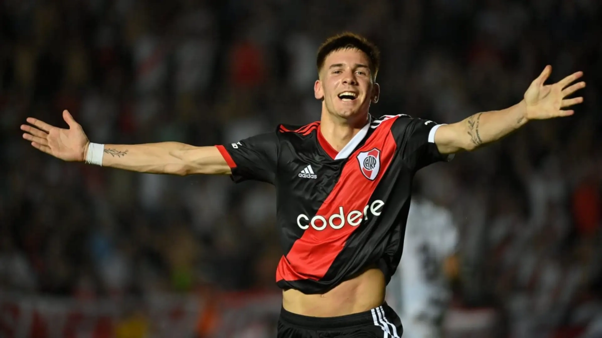 Mastantuono celebrando su primer gol con River Plate