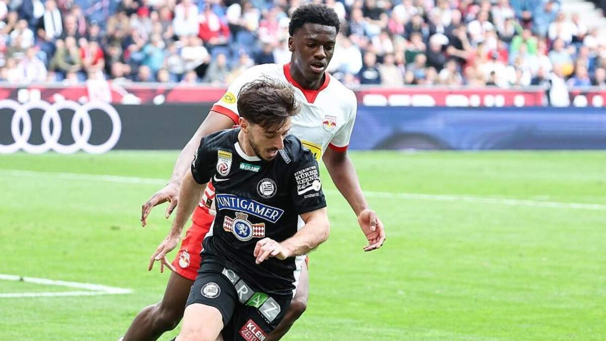 Joane Gadou en una acción defensiva con el Salzburgo 