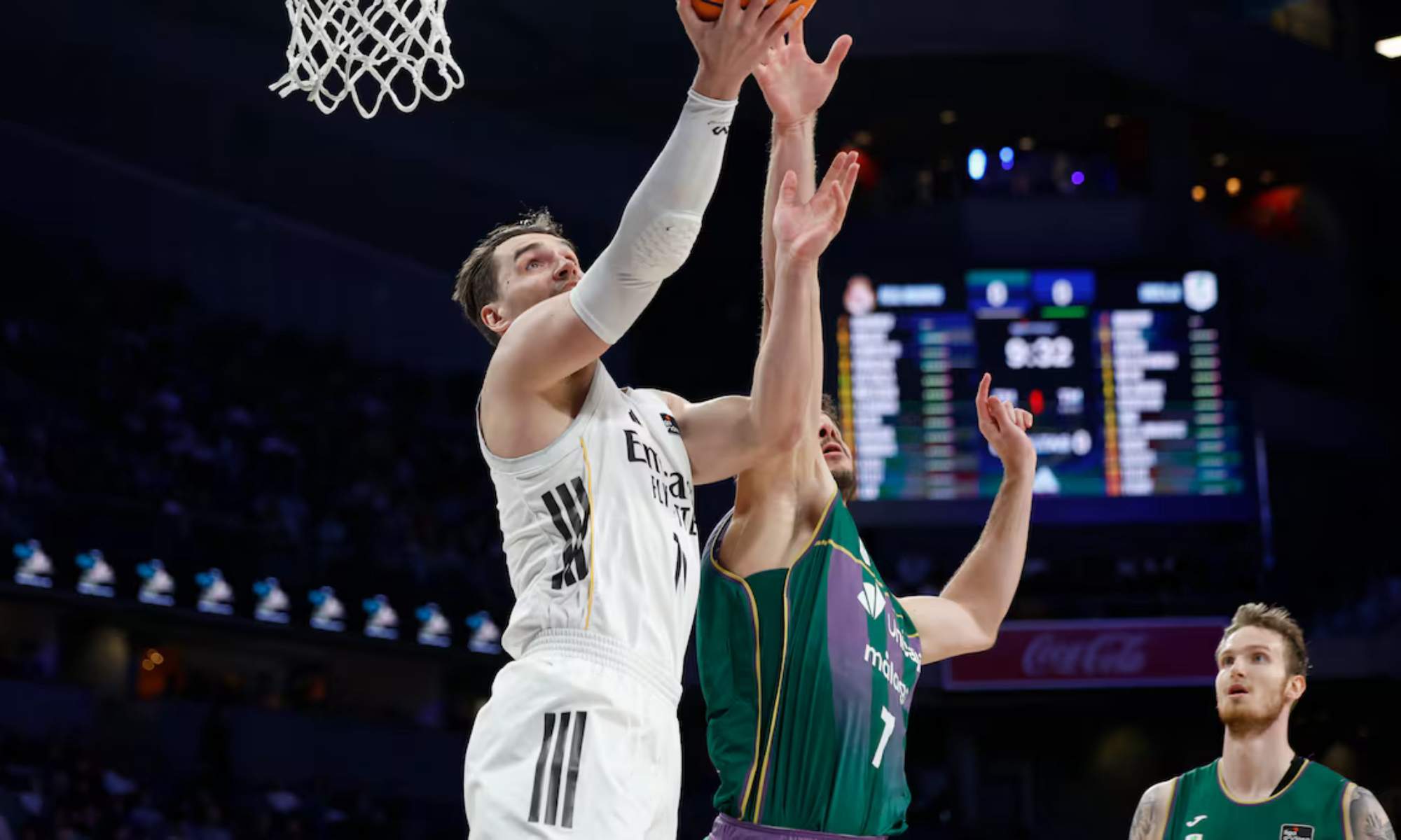 Mario Hezonja, intentando encestar una canasta en el partido de esta tarde ante Unicaja.