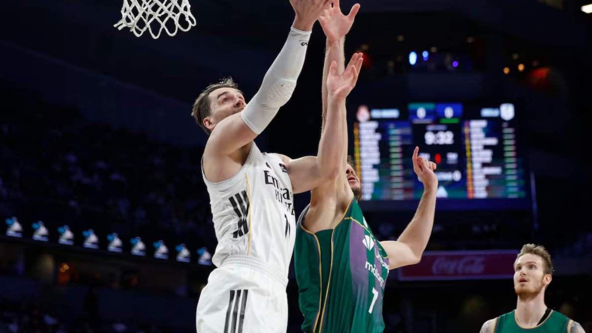 Mario Hezonja, intentando encestar una canasta en el partido de esta tarde ante Unicaja.