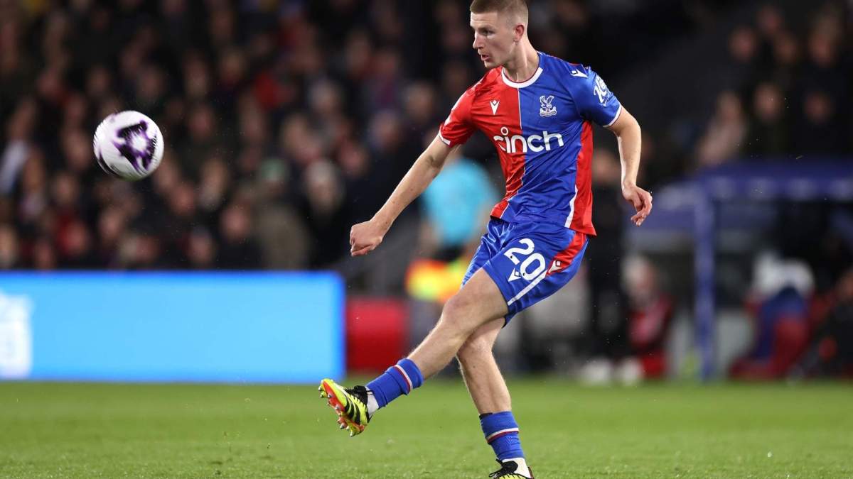 Adam Wharton durante un partido con el Crystal Palace