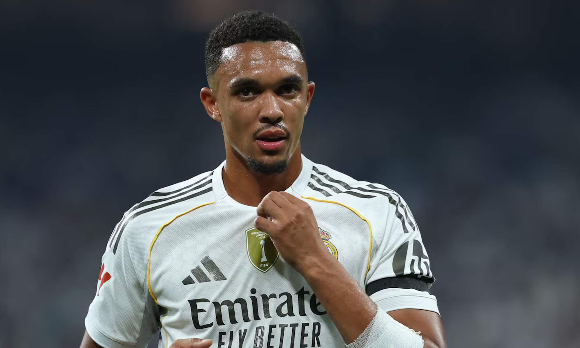 Trent Alexander-Arnold jugando un partido con el Real Madrid. 