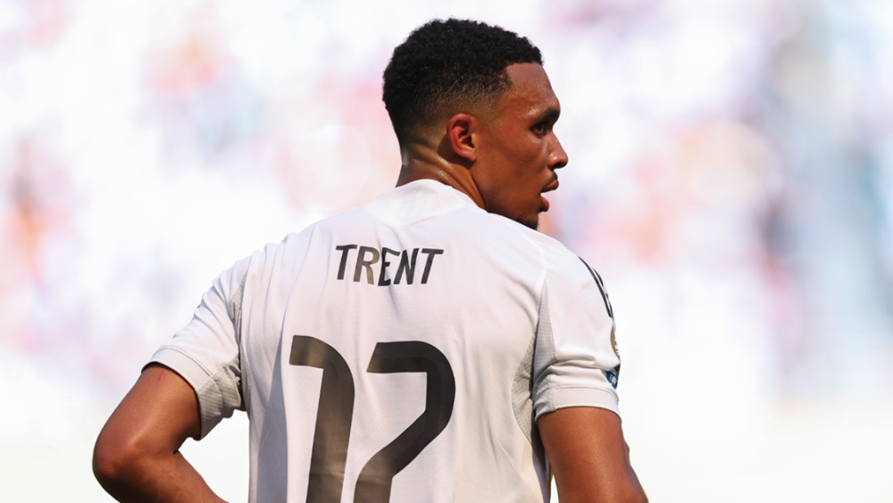 Trent Alexander-Arnold disputando un partido con el Real Madrid. 