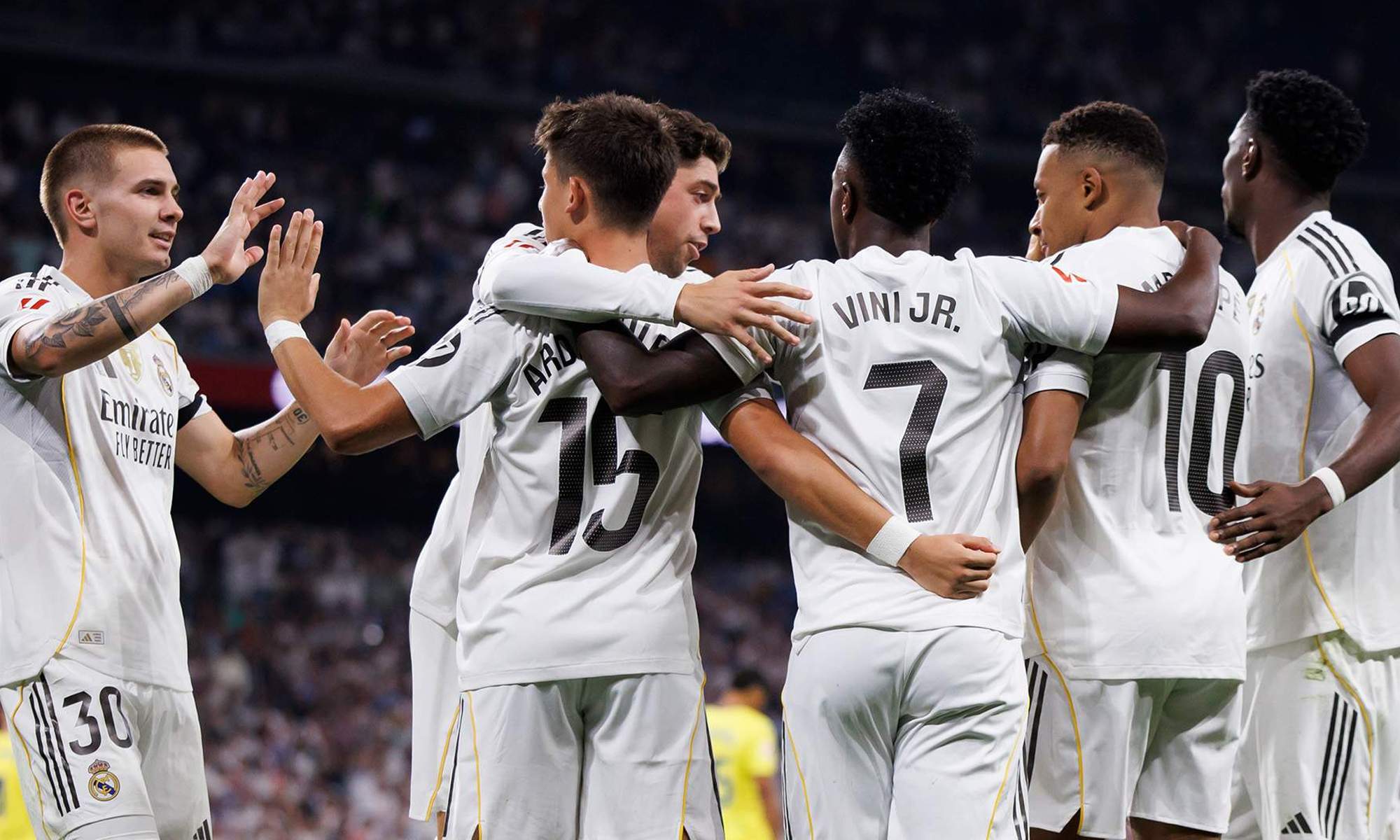 Jugadores del Real Madrid celebrando un gol abrazados. 