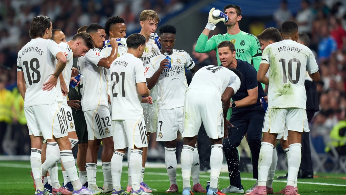 Xabi Alonso dando indicaciones a jugadores del Real Madrid. 