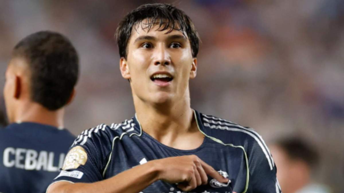 Gonzalo García celebrando su gol ante el RB Salzburgo