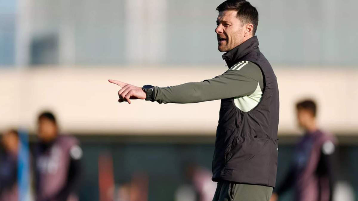 Xabi Alonso durante el entrenamiento de hoy Xabi Alonso durante el entrenamiento de hoy