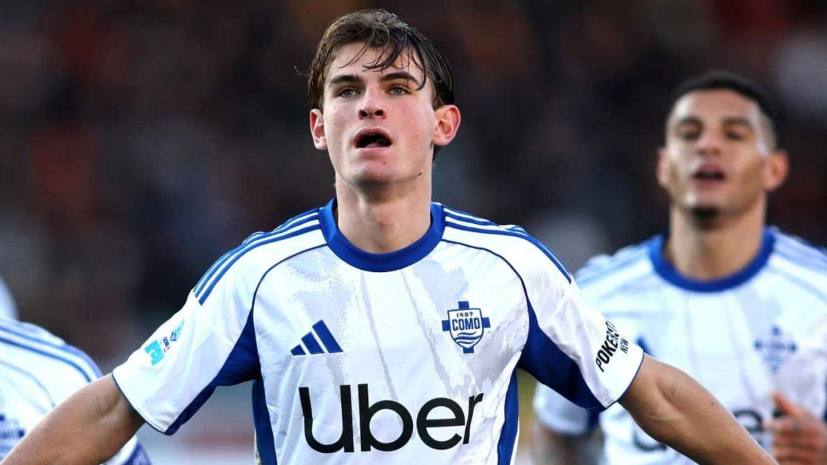 Nico Paz disputando un partido con el Como. 