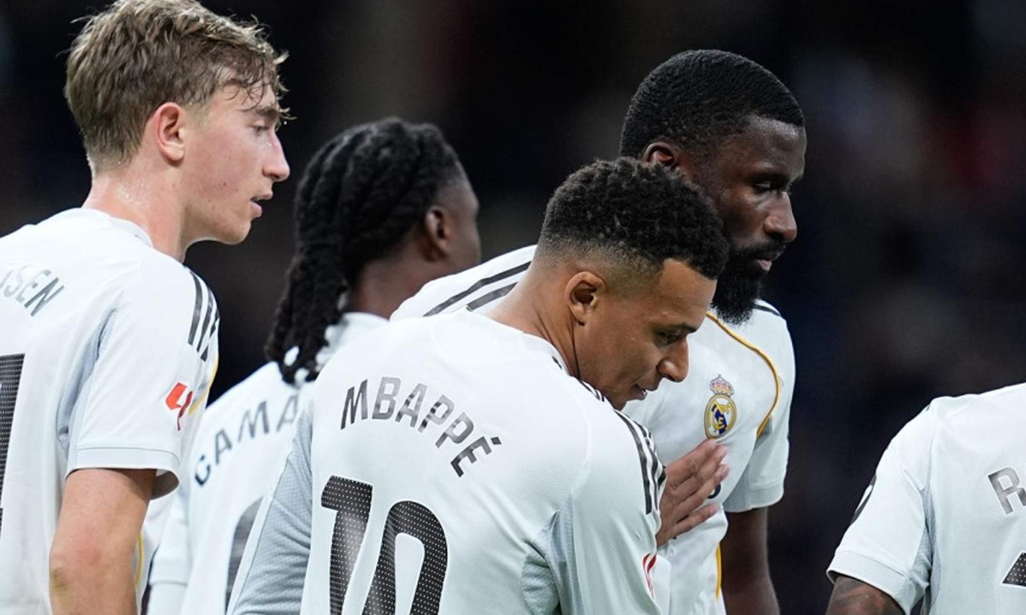 Jugadores del Real Madrid celebrando un gol con el Real Madrid. 