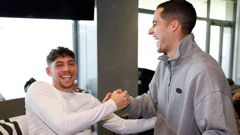 Lucas Vázquez, sonriente, saludando a Fede Valverde después del entrenamiento del Real Madrid.