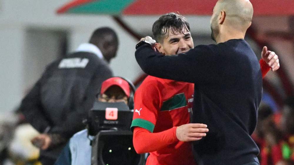 Walid Regragui, con Brahim Díaz, durante un partido de Marruecos.