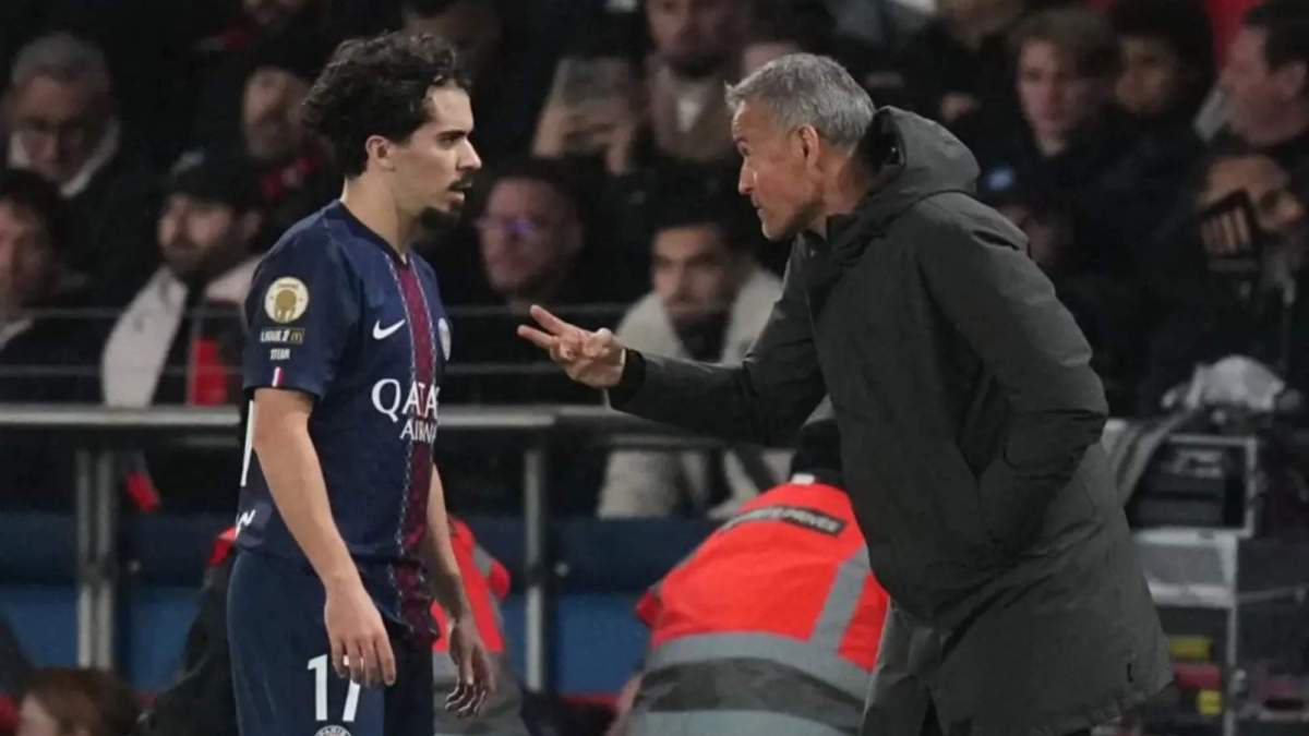 Luis Enrique, dando instrucciones a Vitinha durante un partido del PSG de esta temporada.