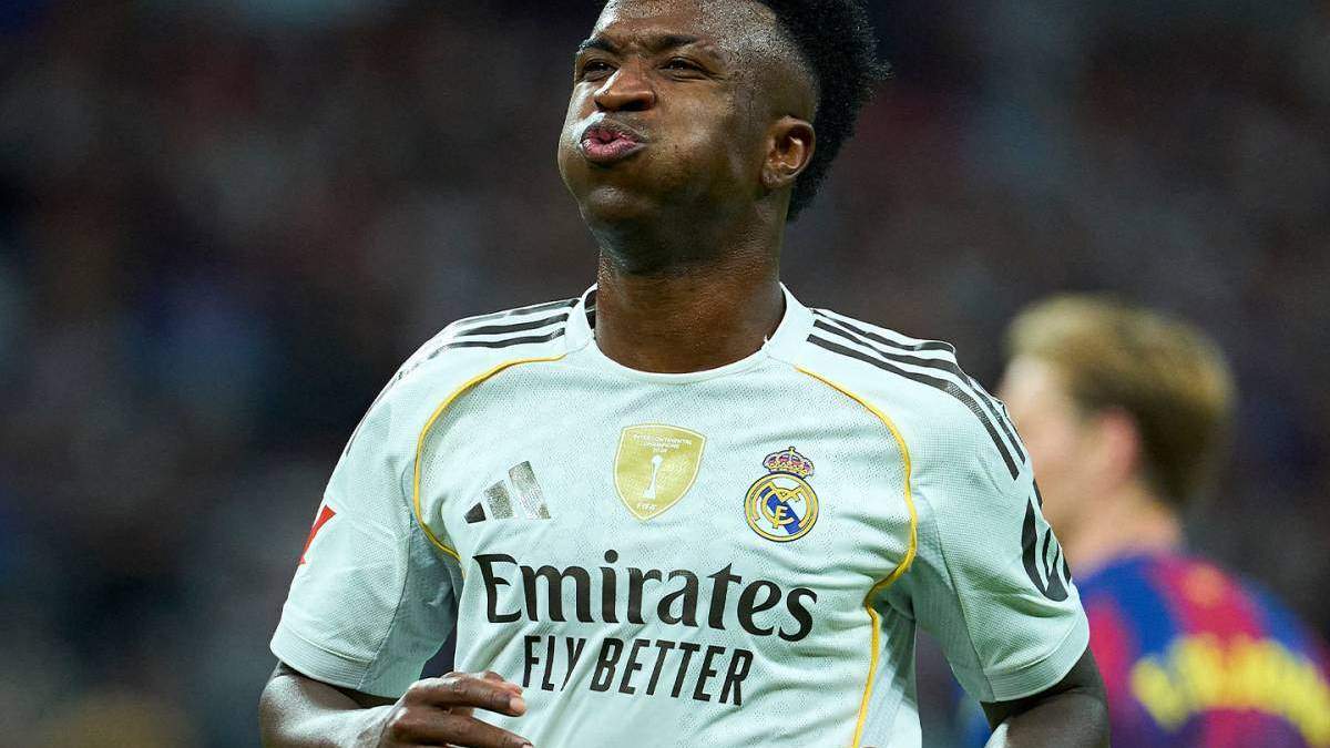 Vinícius Júnior disputando un partido con el Real Madrid.