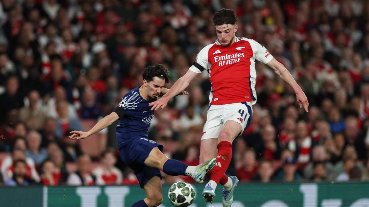 Vitinha y Declan Rice en un partido entre el PSG y el Arsenal. 