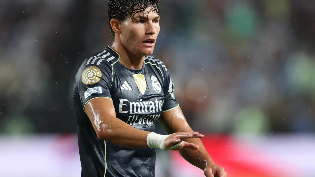 Fran García disputando un partido con el Real Madrid en el Mundial de Clubes.