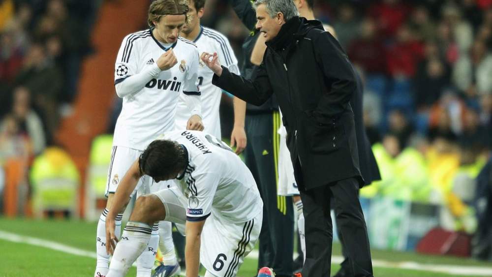 José Mourinho, dando instrucciones a Luka Modric durante un partido del Real Madrid.