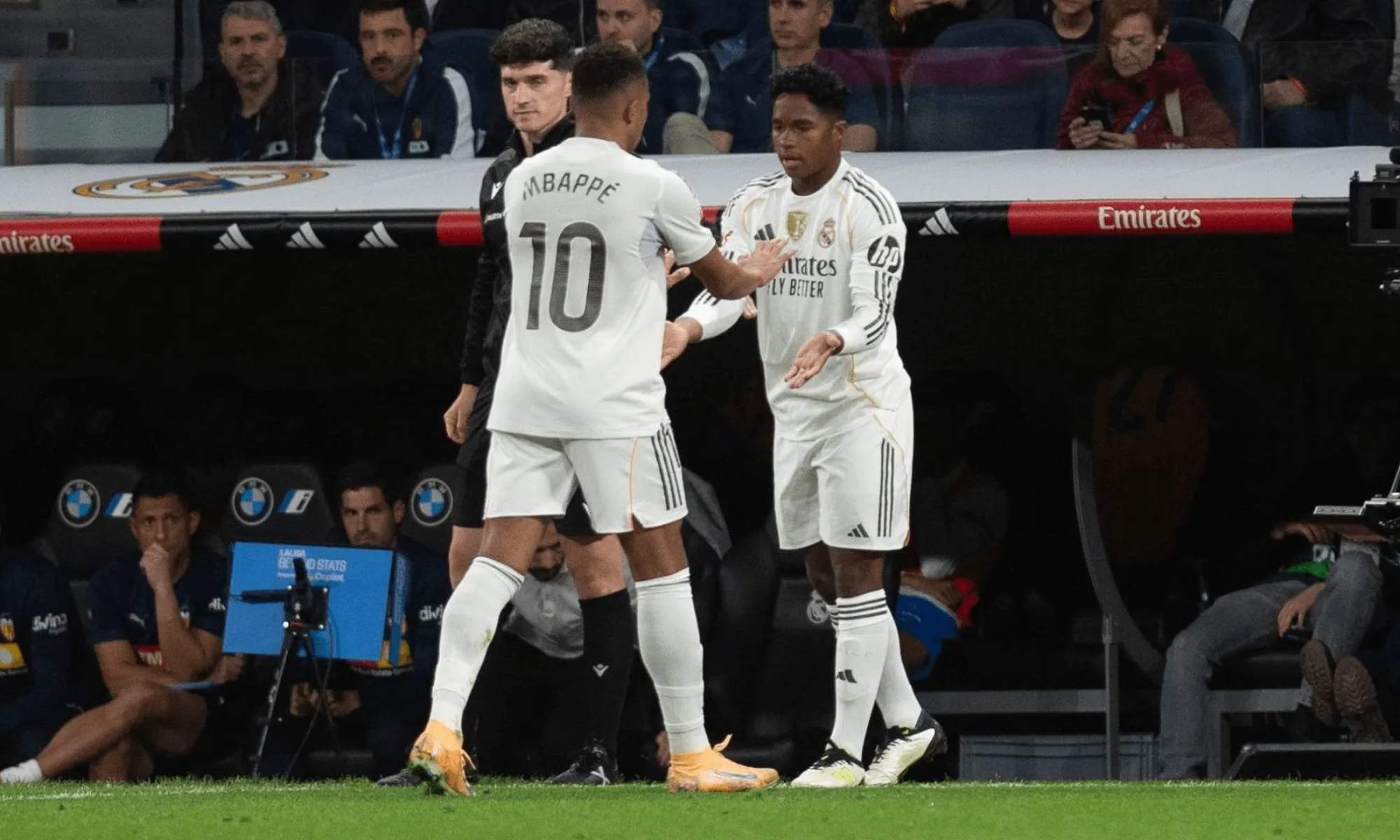 Endrick Felipe entra al campo, sustituyendo a Kylian Mbappé durante un partido de esta temporada con el Real Madrid.