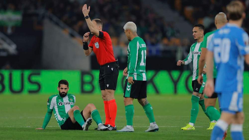 Isco, en el suelo, el pasado 27 de noviembre tras chocar con su compañero Amrabat.
