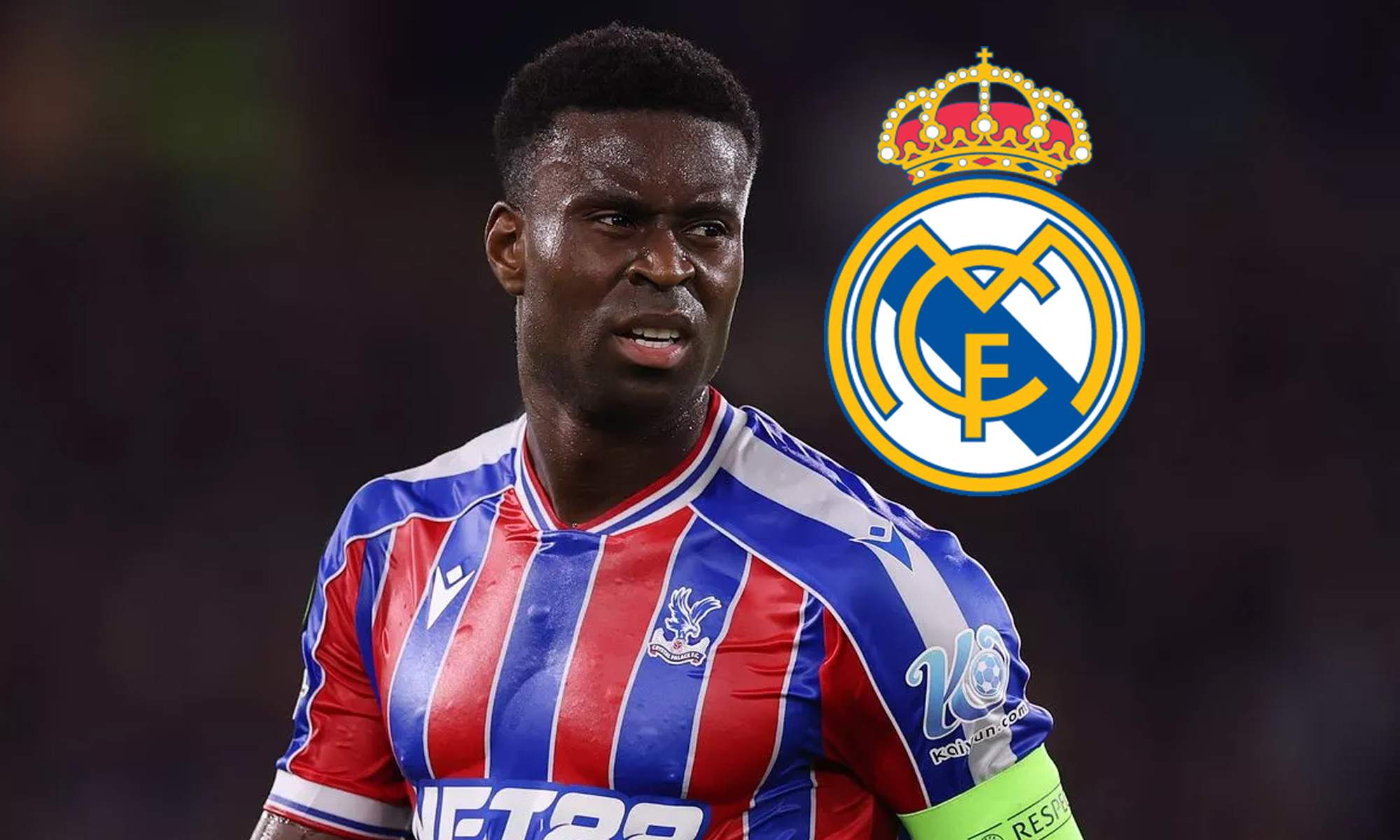 Marc Guéhi disputando un partido con el Crystal Palace y el escudo del Real Madrid. 