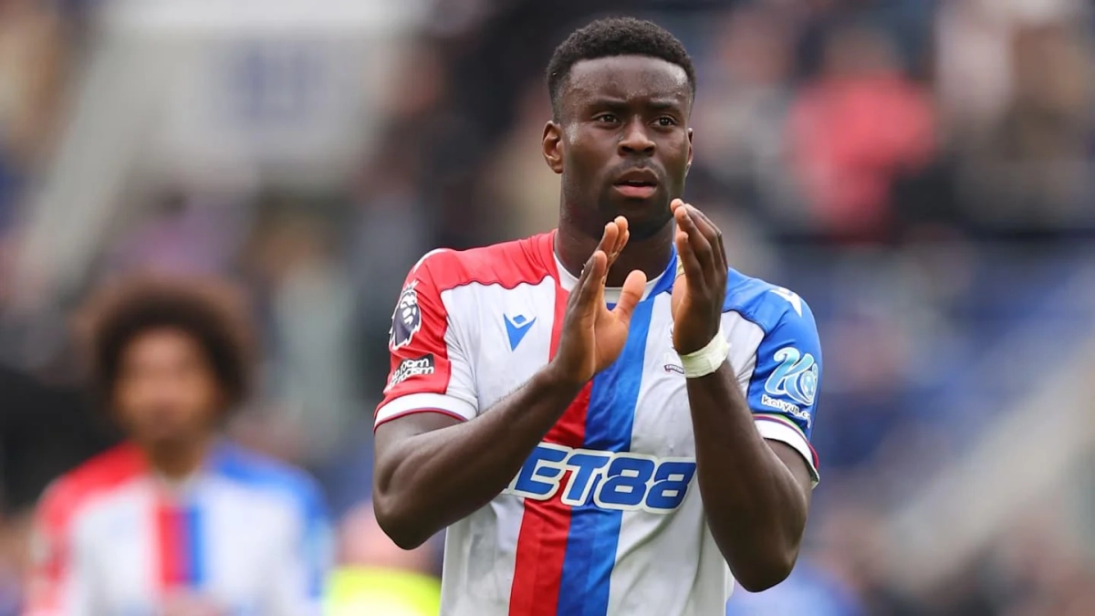 Marc Guéhi aplaudiendo en un partido del Crystal Palace