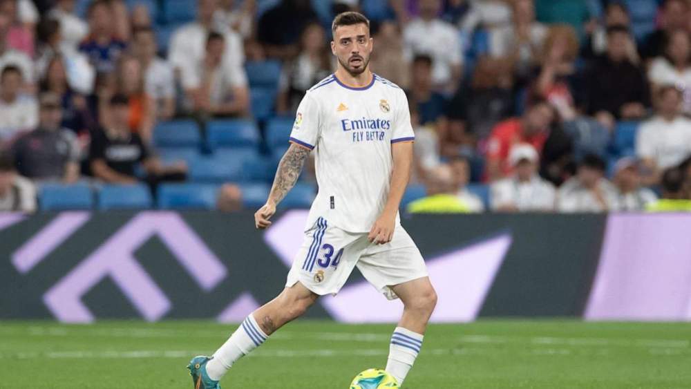 Mario Gila, en un partido con el primer equipo del Real Madrid en el Santiago Bernabéu.
