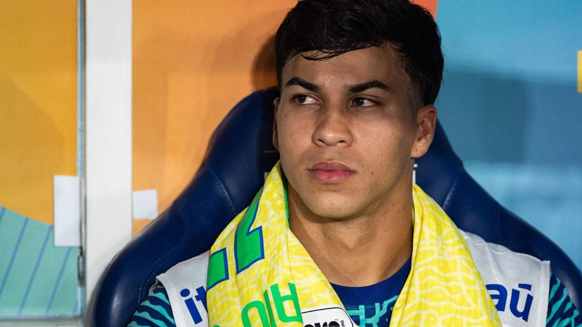 Kaio Jorge sentado en el banquillo. 