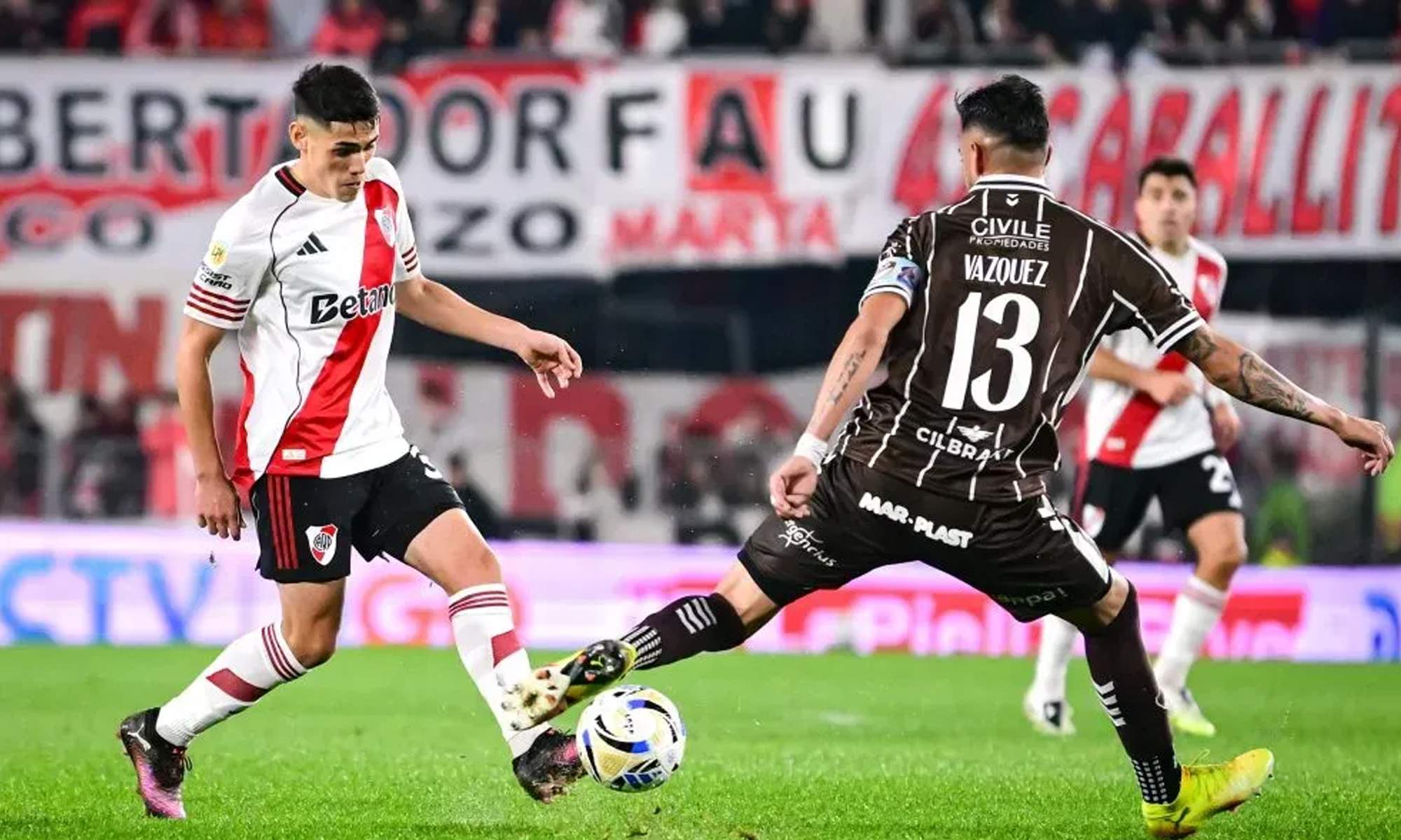 Santiago Lencina disputando un partido con River Plate.