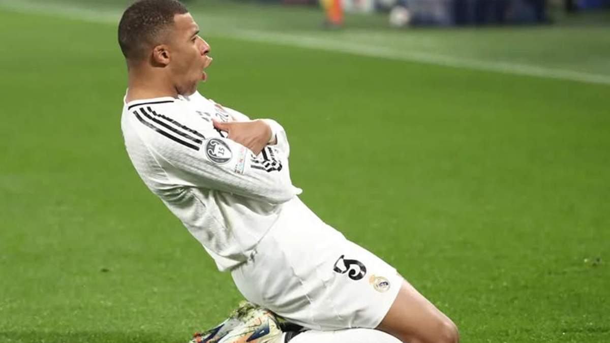 Kylian Mbappé lanzándose de rodillas celebrando un gol. Kylian Mbappé lanzándose de rodillas celebrando un gol.