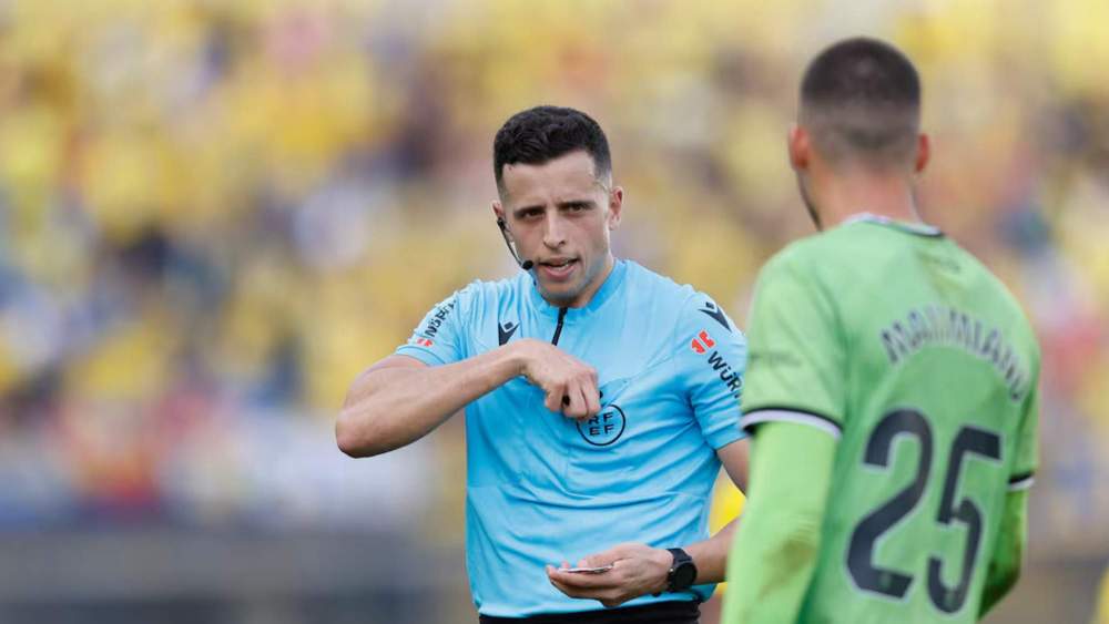 Víctor García Verdura dirigirá el encuentro de este sábado entre el Espanyol y el Barça en Cornellá, siendo el primer catalán en hacerlo. Víctor García Verdura dirigirá el encuentro de este sábado entre el Espanyol y el Barça en Cornellá, siendo el primer catalán en hacerlo.