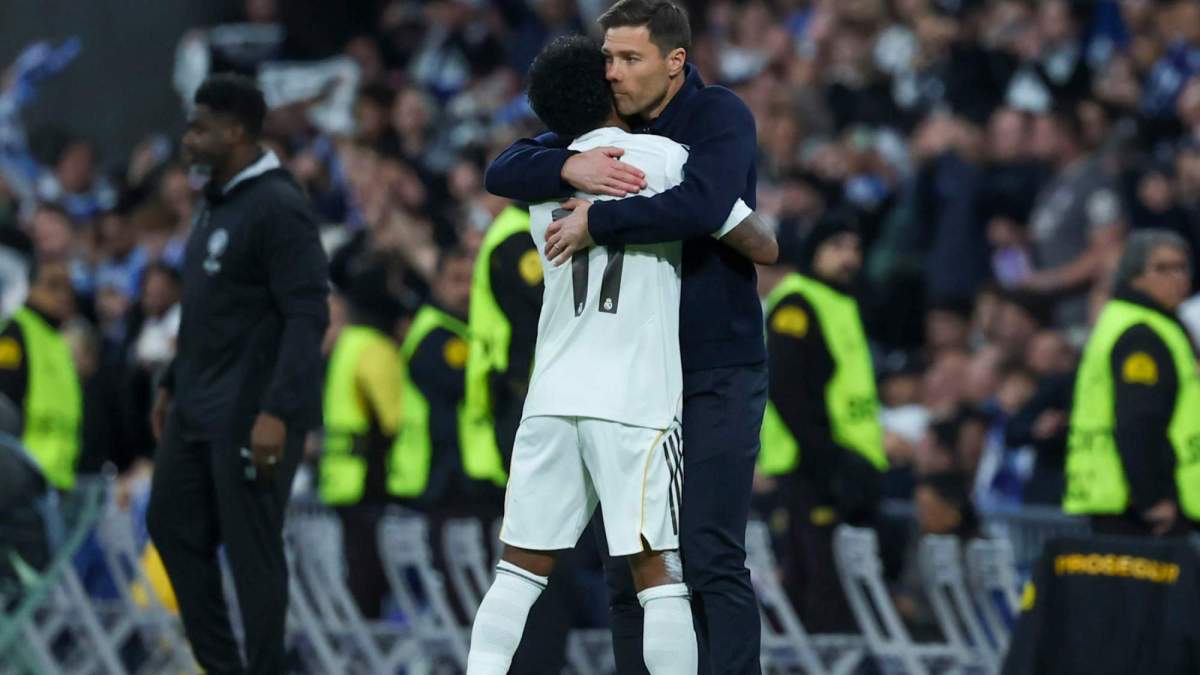 Rodrygo Goes, abrazando a Xabi Alonso después de anotar un gol con el Real Madrid esta temporada.