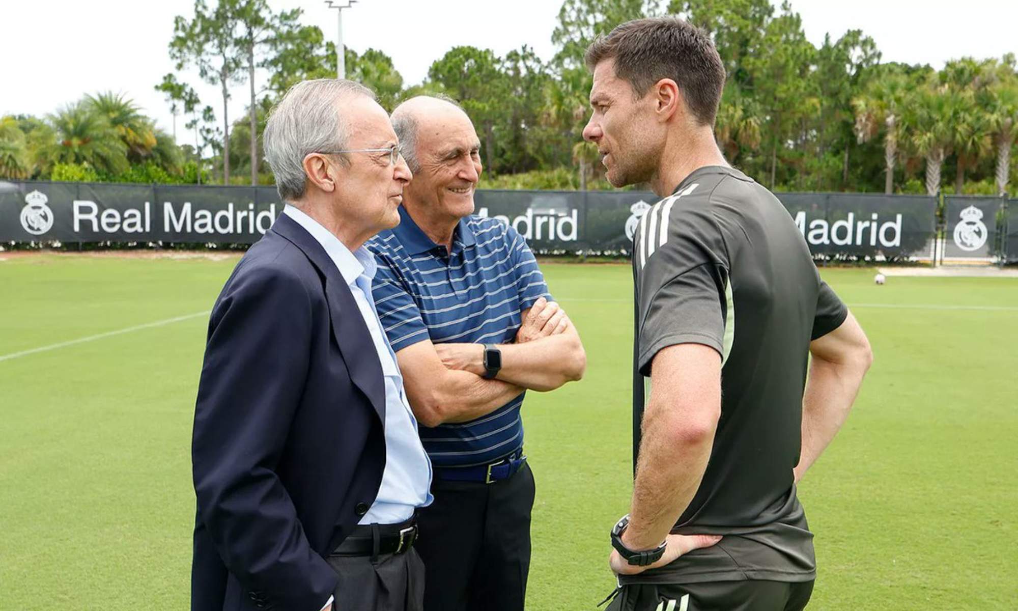 Florentino Pérez y José Martínez Sánchez 'Pirri', conversando con Xabi Alonso, durante un entrenamiento del Real Madrid el pasado verano en Estados Unidos, en pleno Mundial de Clubes.