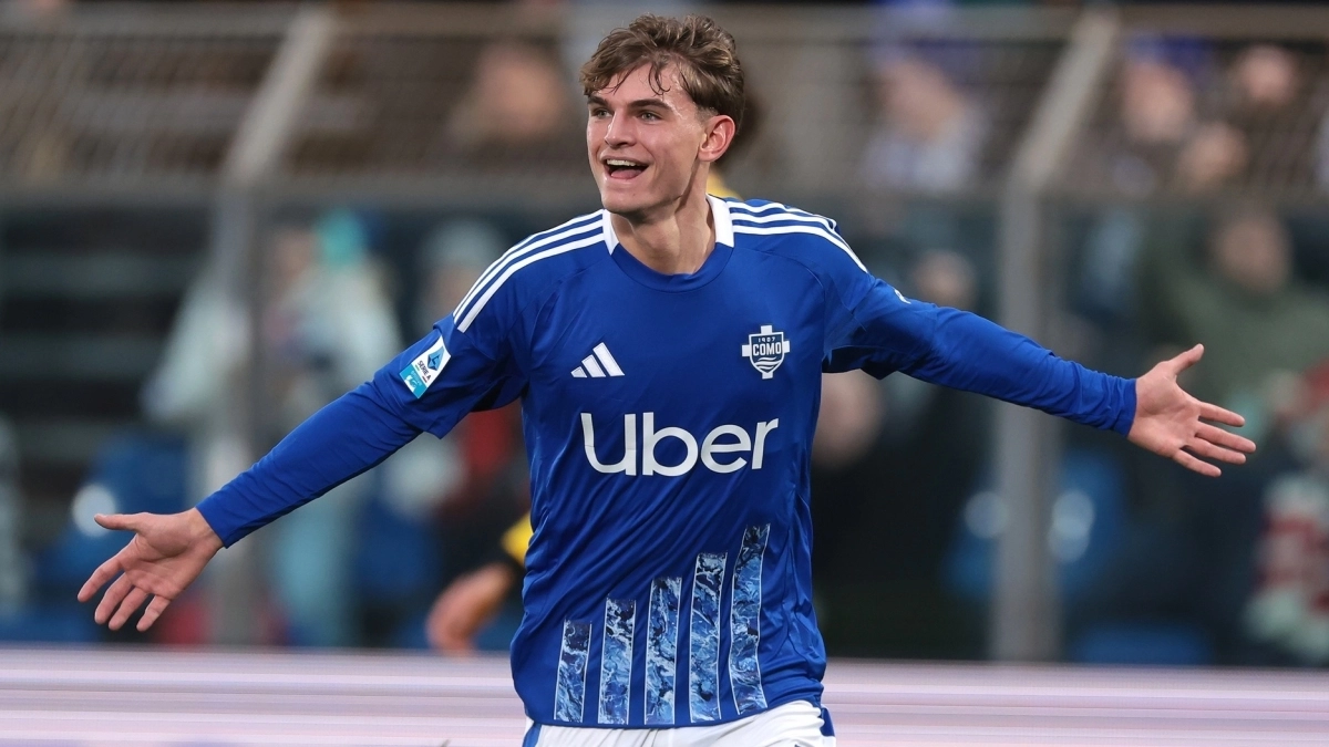 Nico Paz celebrando un gol con el Como