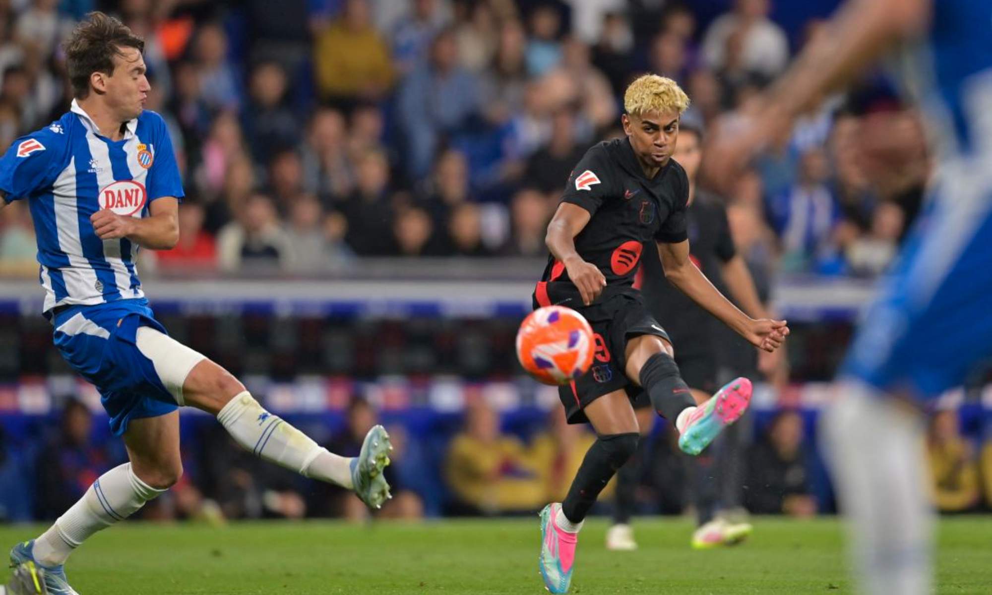 Lamine Yamal, en el encuentro contra el Espanyol del curso pasado en Cornellá.