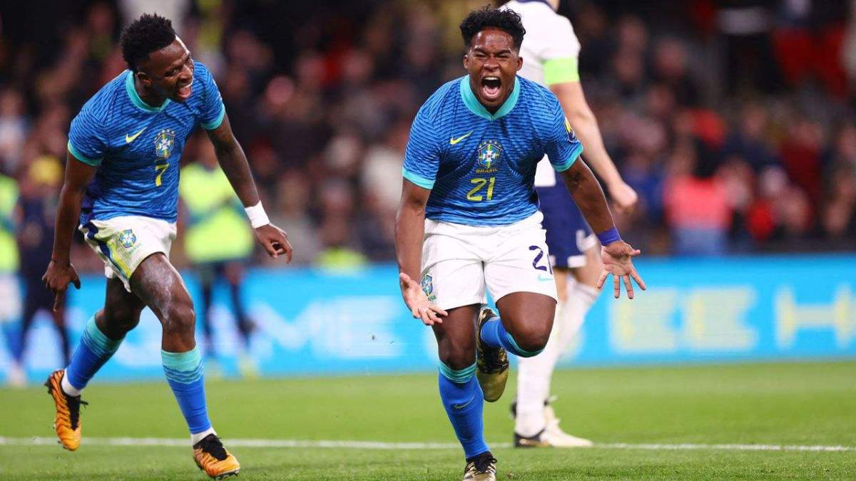 Endrick celebrando un gol con Brasil y Vinicius a su lado