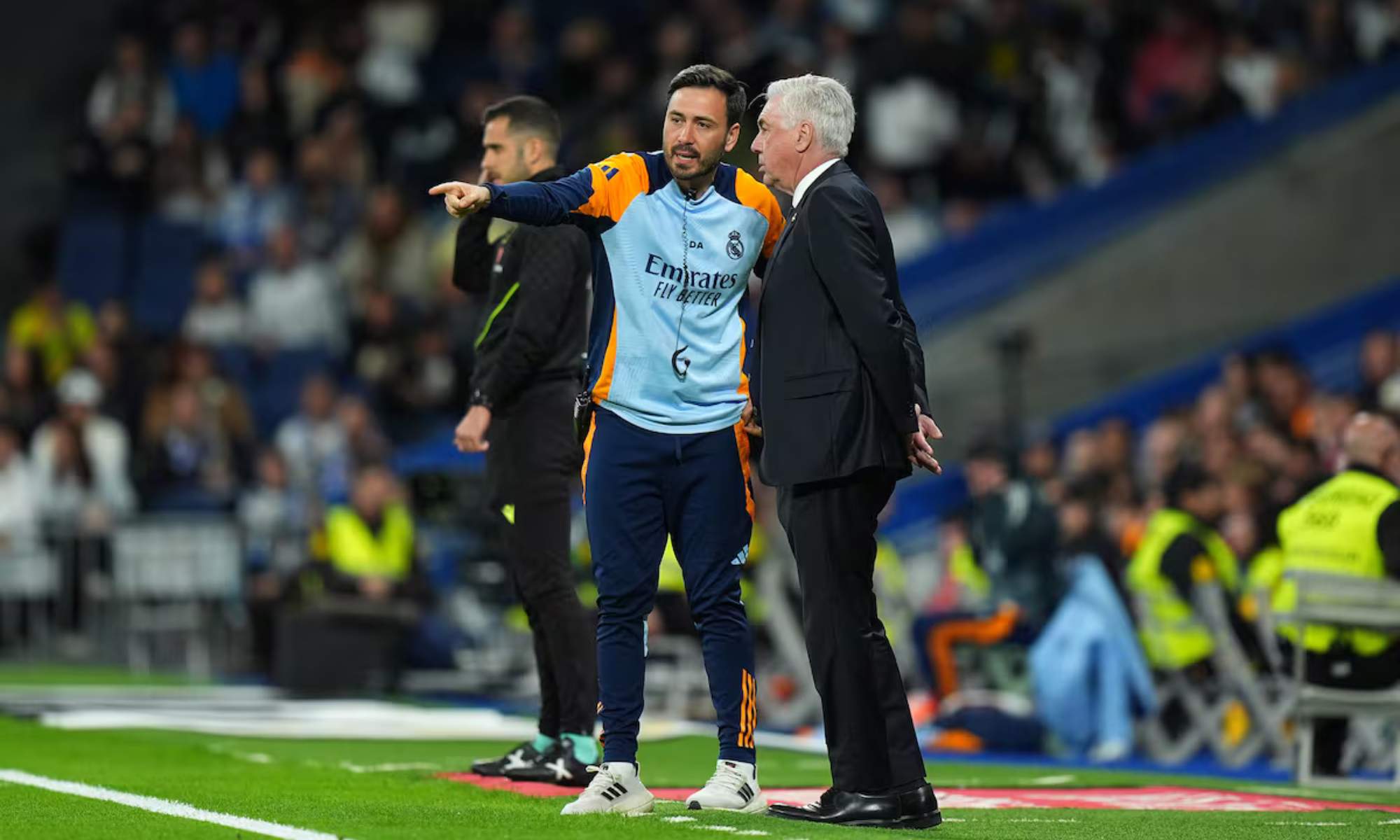 Davide Ancelotti, con su padre, Carlo, durante un partido del Real Madrid en el estadio Santiago Bernabéu.