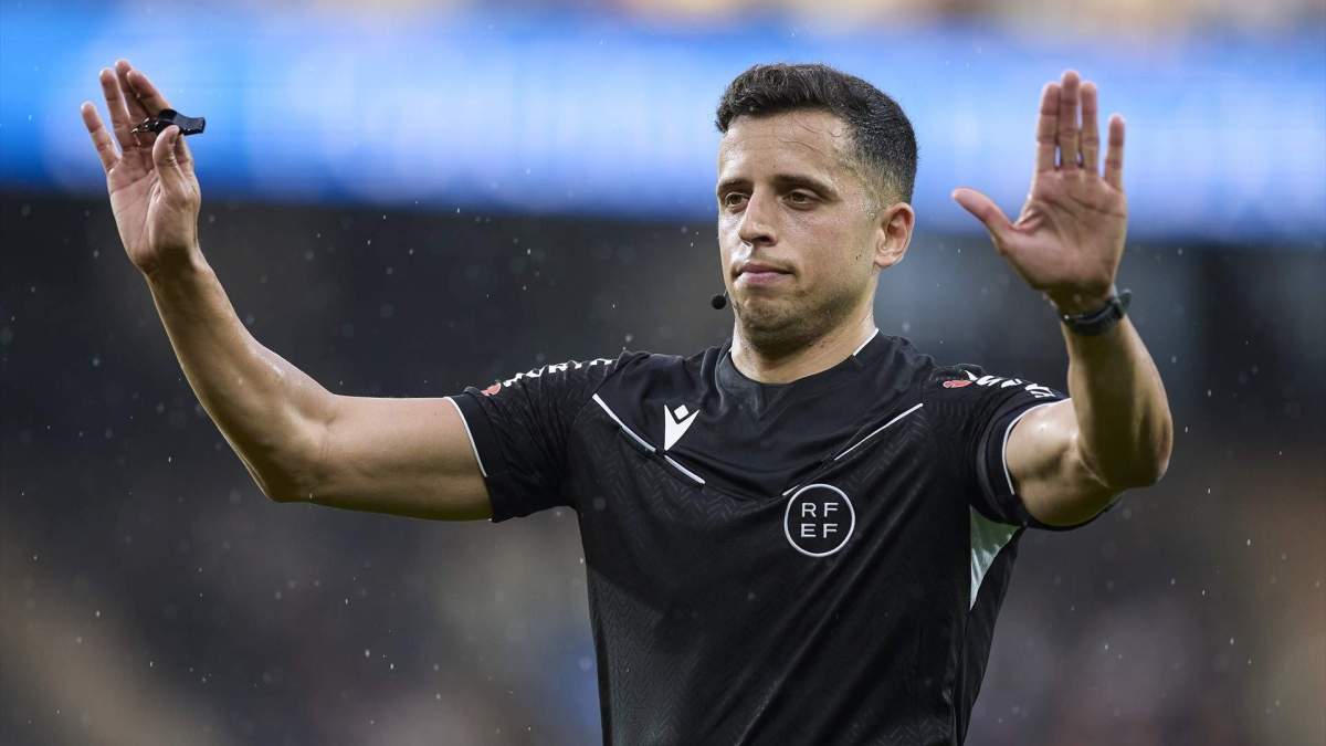 Víctor García Verdura, el árbitro catalán que pitará el derbi entre el Espanyol y el Barça