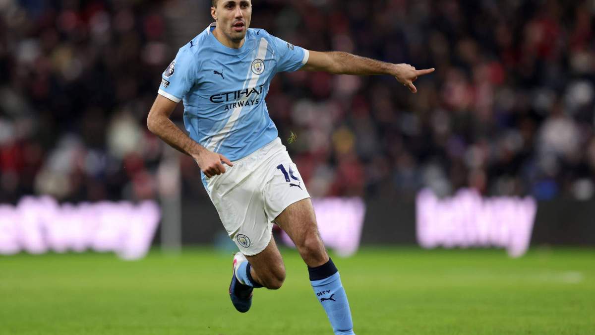 Rodri dando indicaciones a sus compañeros durante el partido contra el Sunderland