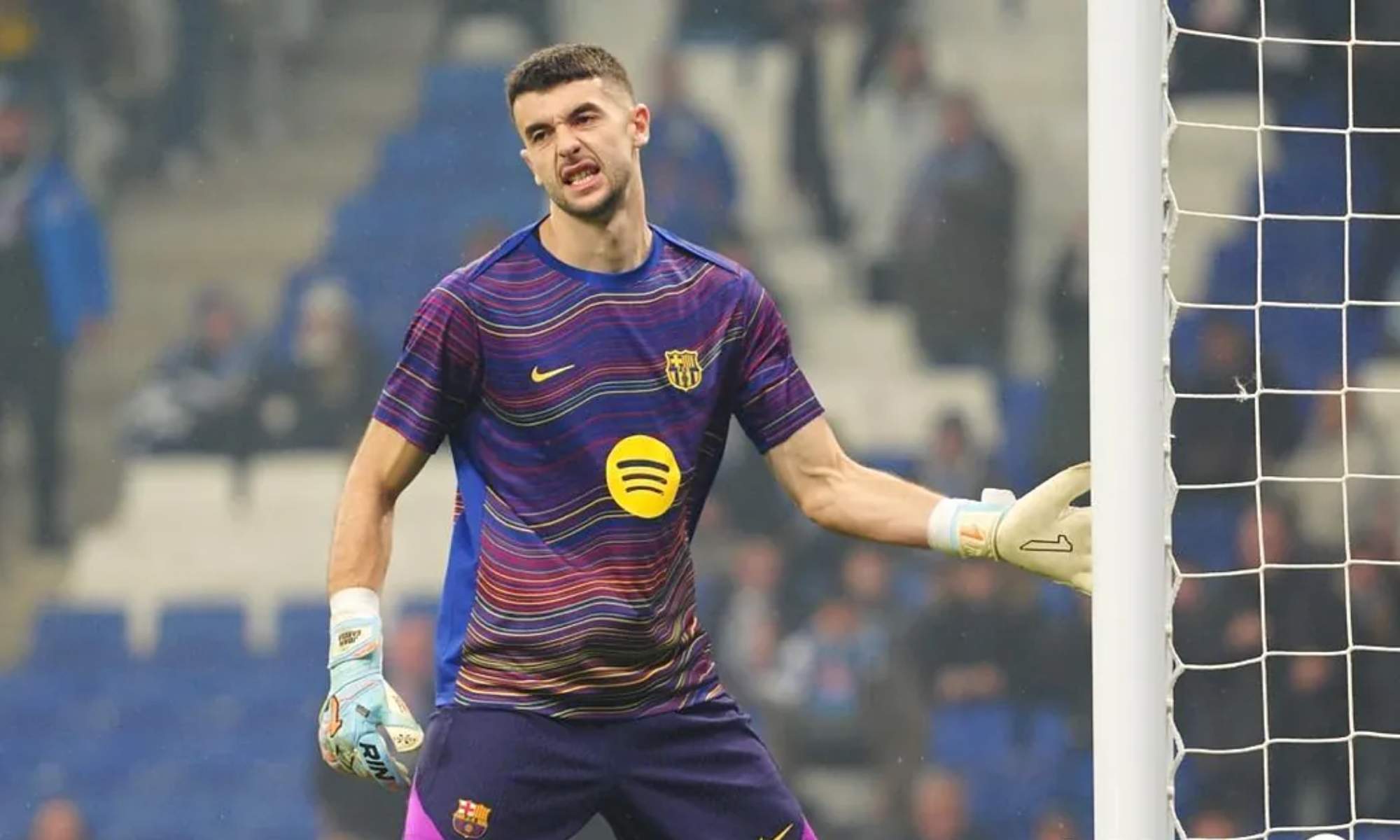 Joan García, en el calentamiento del Barça en Cornellá, cuando ha empezado a sentir un ambiente muy beligerante por parte de su antigua afición.