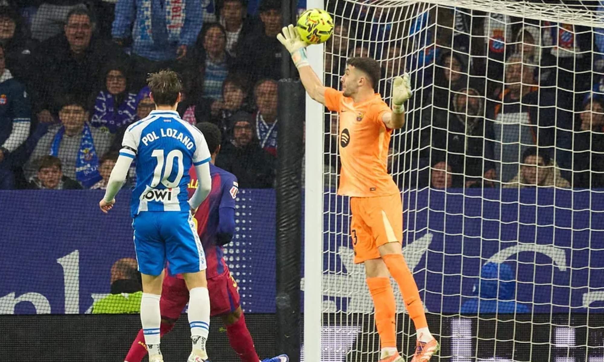 Joan García, en una parada en respuesta al cabezazo de Pere Milla, en el partido de este sábado entre Espanyol y Barcelona en Cornellá.
