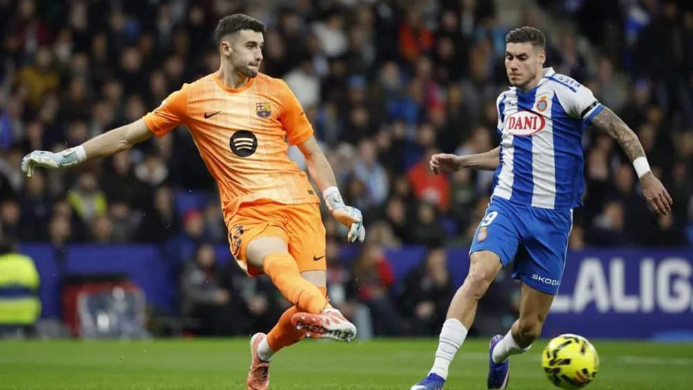 Joan García, controlando un balón ante la presión de Roberto.