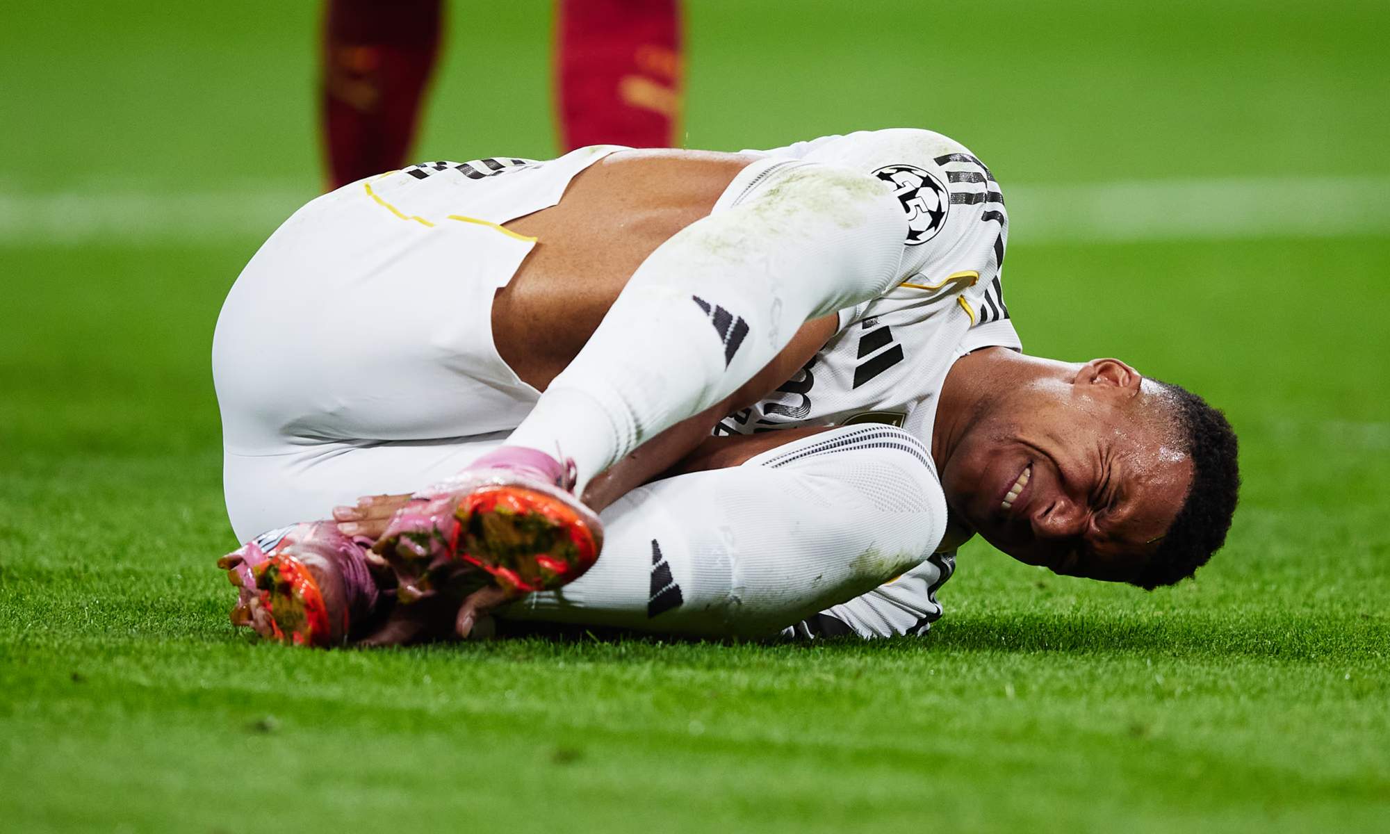 Kylian Mbappé, dolorido en el césped, en un partido reciente del Real Madrid.