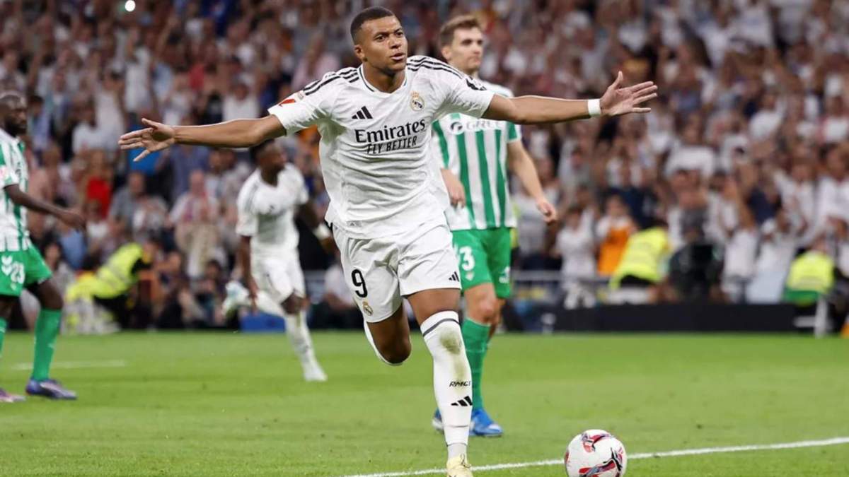 Kylian Mbappé no podrá jugar esta tarde ante el Betis, pero podría llegar a la Supercopa de España. Kylian Mbappé no podrá jugar esta tarde ante el Betis, pero podría llegar a la Supercopa de España.