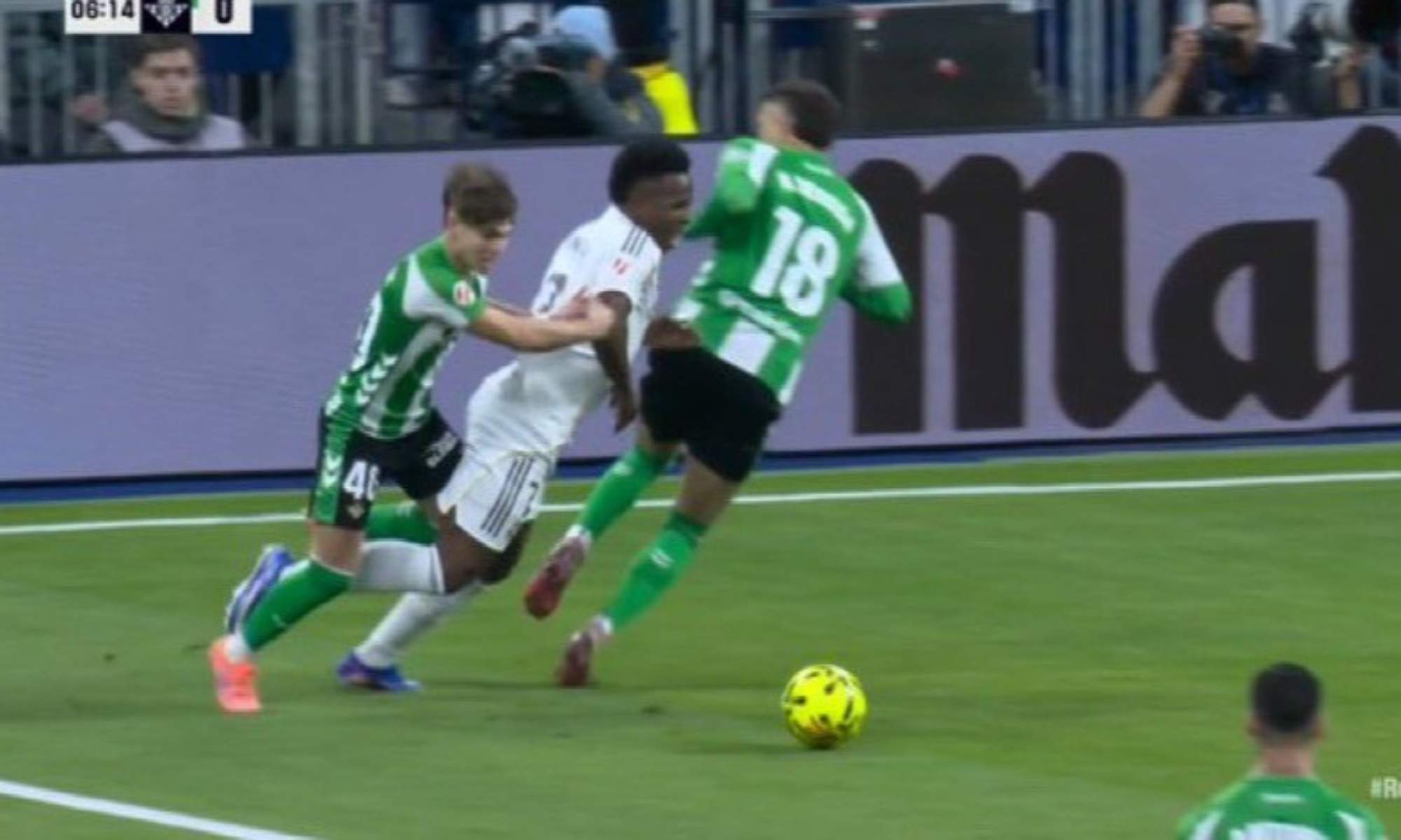 Hernández Hernández se tragó un penalti muy claro a Vinicius: lo del VAR es inexplicable