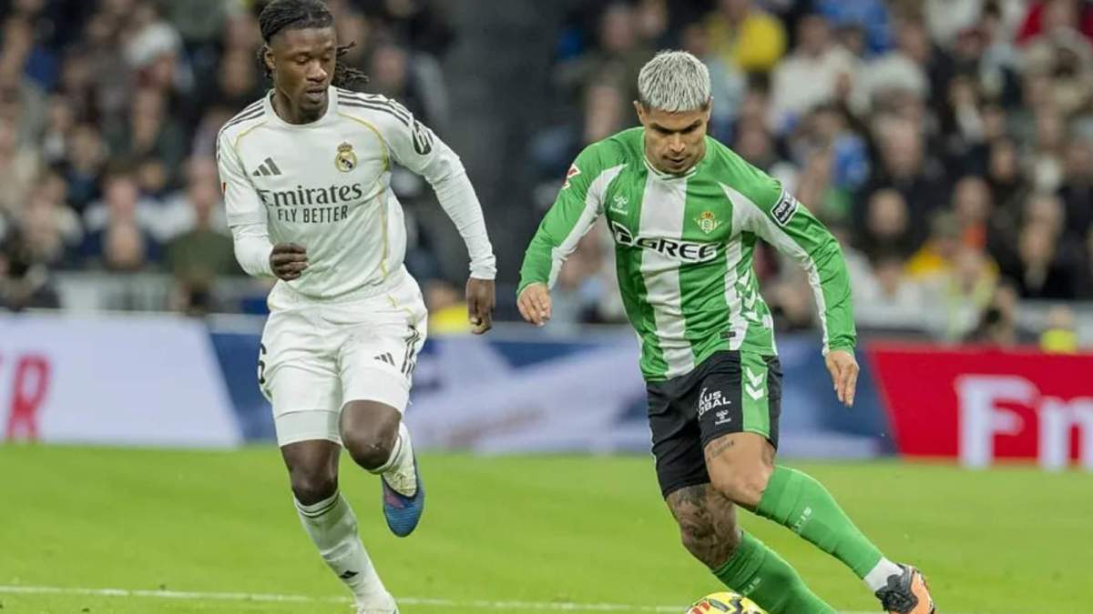 Eduardo Camavinga acude a presionar a Cucho, durante el partido de esta tarde en el Bernabéu entre el Madrid y el Betis. Eduardo Camavinga acude a presionar a Cucho, durante el partido de esta tarde en el Bernabéu entre el Madrid y el Betis.