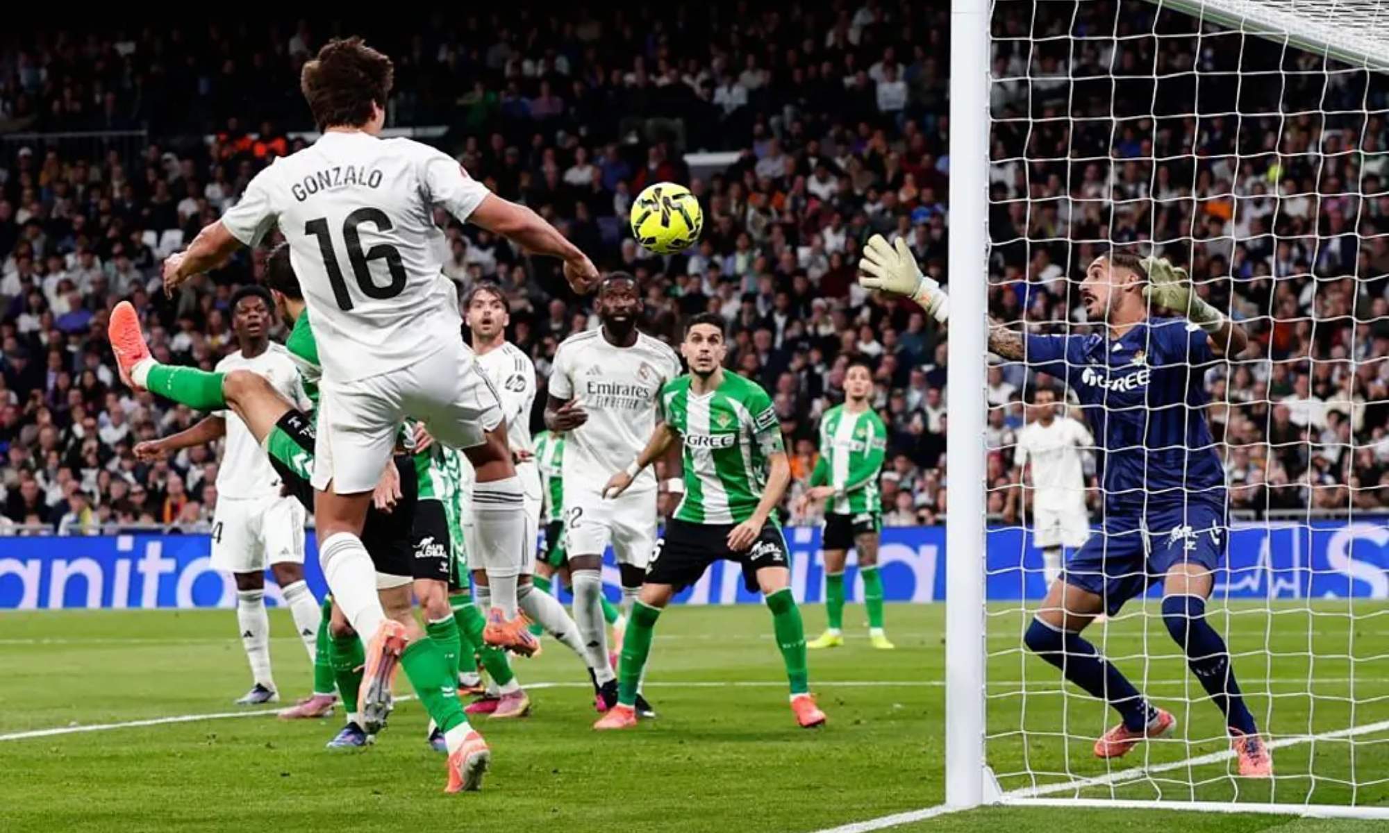 El gol de Gonzalo García frente al Betis ha sido festejado de manera muy especial por Sebastián Parrilla, segundo técnico del Real Madrid.