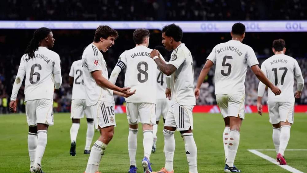 Gonzalo celebra su gol con Rodrygo, con el resto de compañeros de fondo. Gonzalo celebra su gol con Rodrygo, con el resto de compañeros de fondo.