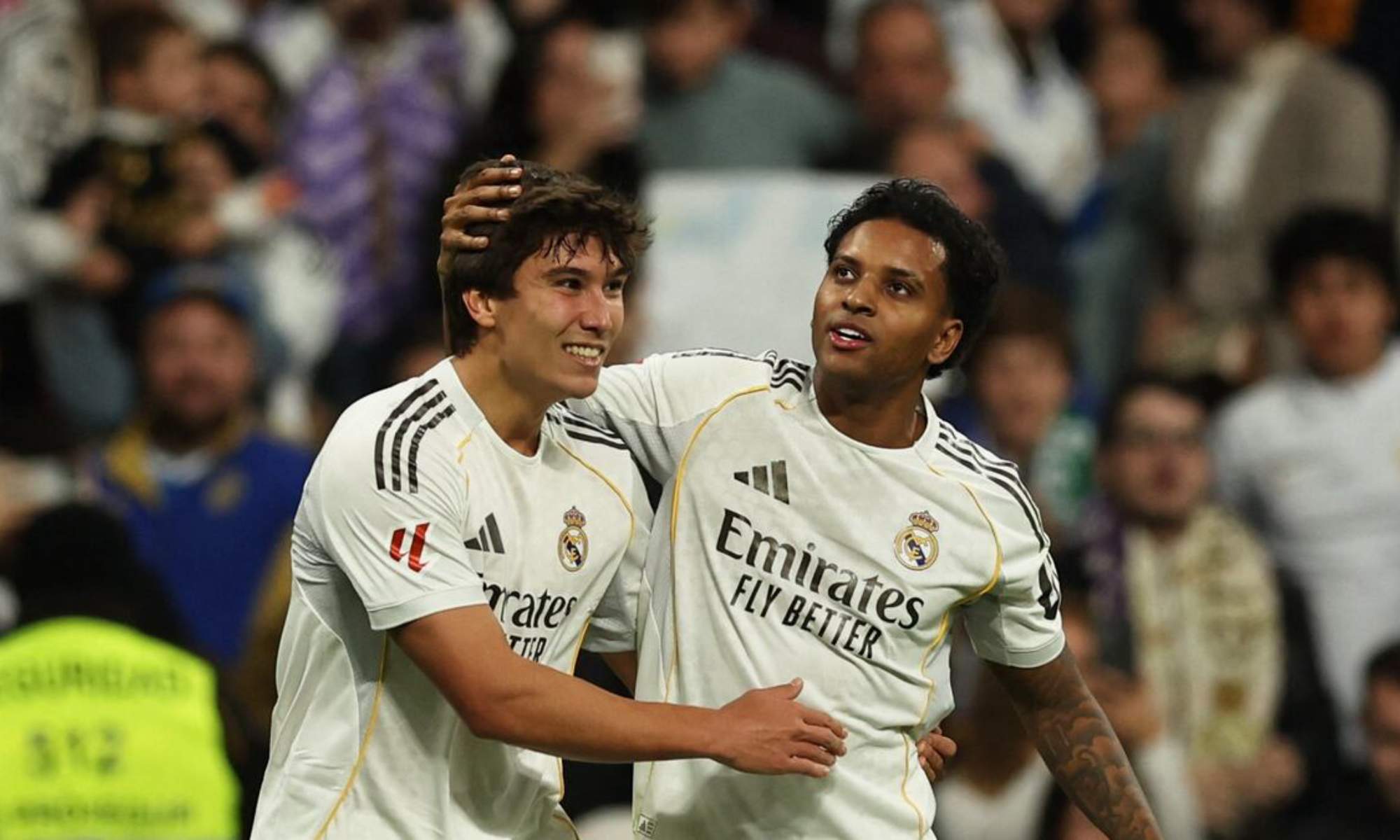 Gonzalo García, celebrando su gol ante el Betis, junto a Rodrygo Goes.