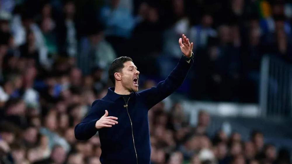 Xabi Alonso, dando instrucciones a sus jugadores desde el área técnica del banquillo del Real Madrid. Xabi Alonso, dando instrucciones a sus jugadores desde el área técnica del banquillo del Real Madrid.