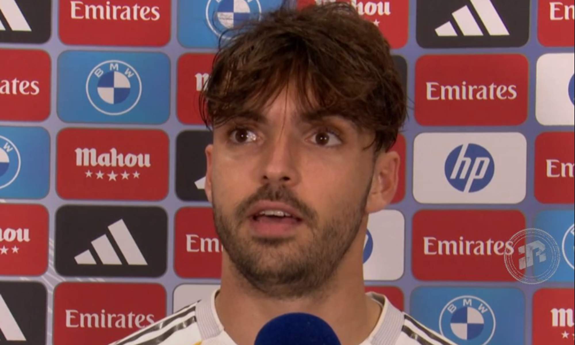 Raúl Asencio dando declaraciones a Real Madrid TV después de enfrentarse al Betis. 